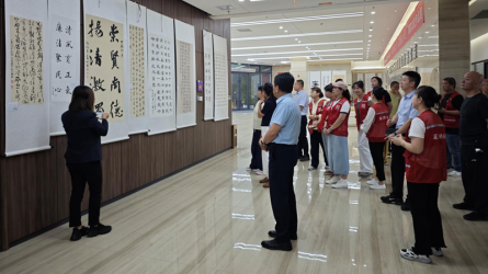 兰州市城关区东岗街道深沟桥社区参观米兰网页版登录入口廉洁文化作品展