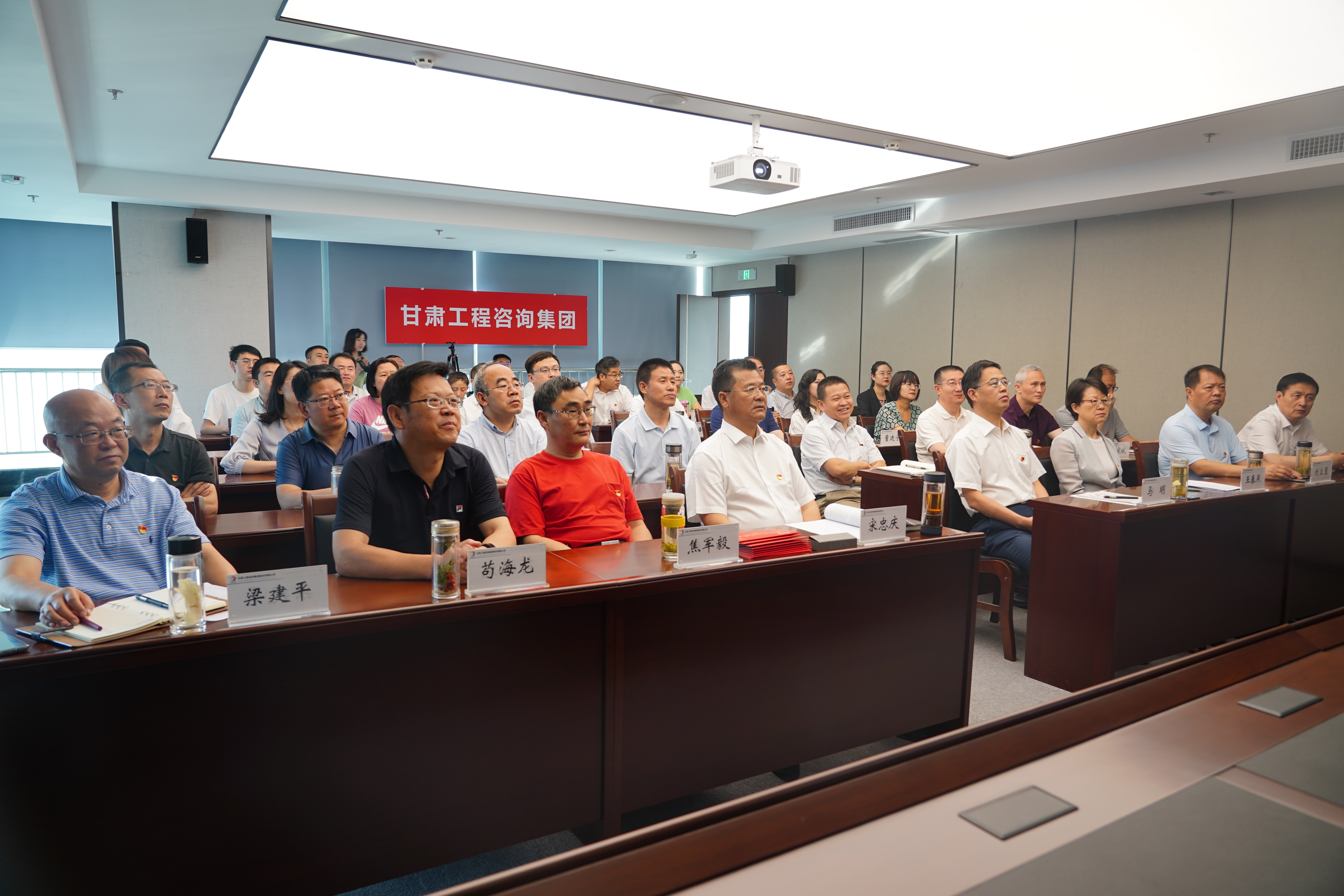 米兰网页版登录入口干部职工收听收看庆祝中国共产党成立100周年大会直播盛况